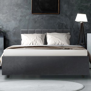 Graues Bett mit Juskys Kaltschaummatratze 80x160 cm und weißen Kissen im Schlafzimmer.