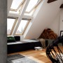 Helle Dachgeschosswohnung mit Velux Elektrofenstern GGL Integra, klar lackiert, 78x55 cm.
