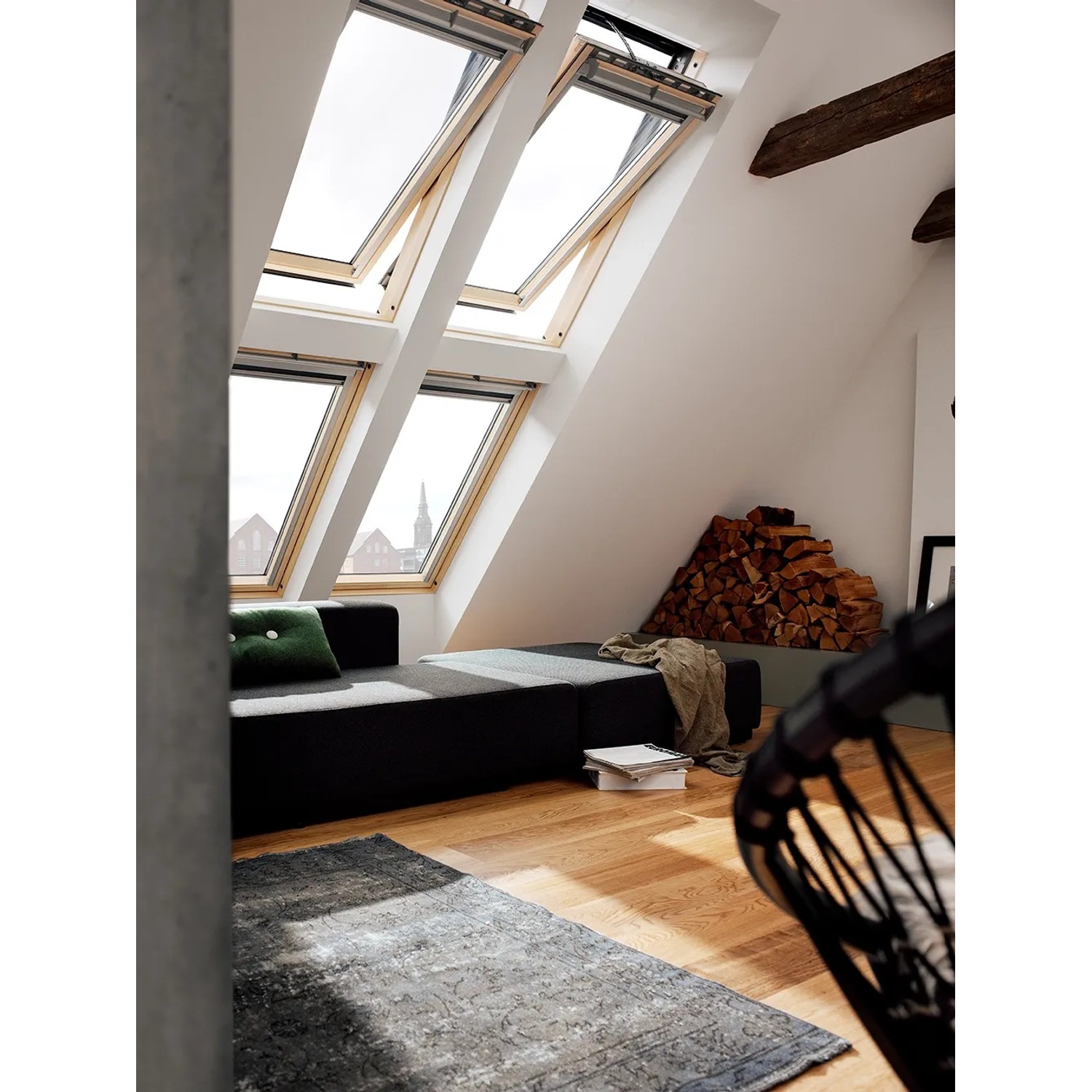 Helle Dachgeschosswohnung mit Velux Elektrofenstern GGL Integra, klar lackiert, 78x55 cm.