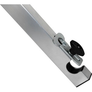 Detailaufnahme: Krause Geländerstrebe ProTec+ aus Aluminium für Gerüste, mit schwarzem Verschluss.