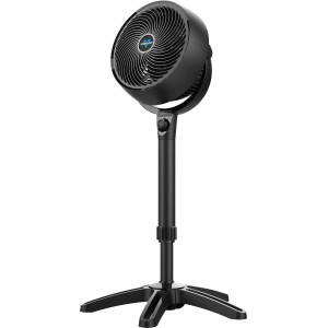 Schwarzer Vornado Standventilator 683 mit verstellbarem Standfuß für mittlere bis große Räume.