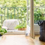 Silberner Relaxdays Türstopper aus Edelstahl mit Griff auf einem Balkon.