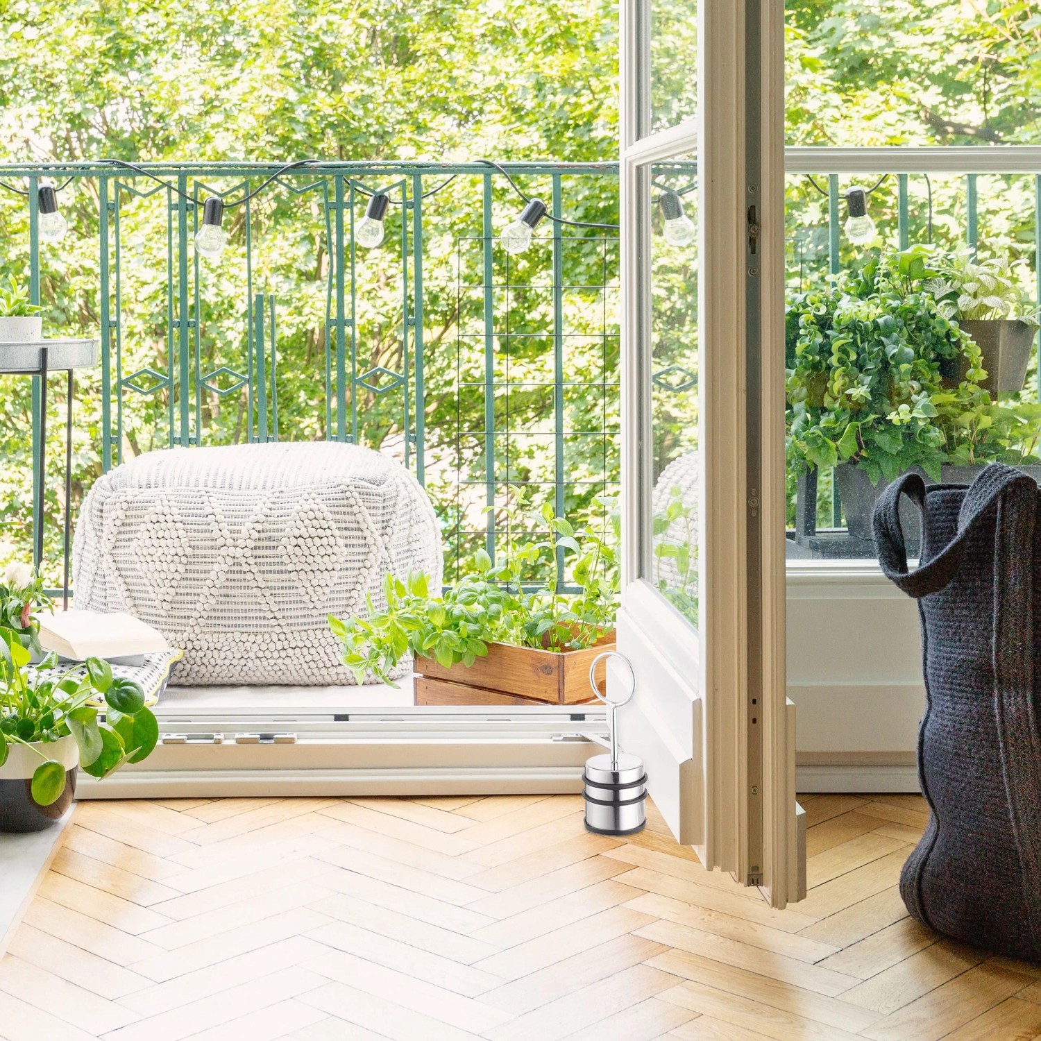 Silberner Relaxdays Türstopper aus Edelstahl mit Griff auf einem Balkon.