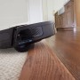 Shark Saugroboter Power Detect RV2820VEEU beim Übergang von Teppich zu Holzboden.