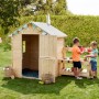 Soulet Kinderspielhaus Jasmine aus Holz mit Küche und zwei spielenden Kindern im Garten.