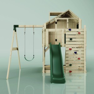 PolarPlay Spielturm Madita mit Schaukel, Kletterwand und grüner Rutsche aus Holz.