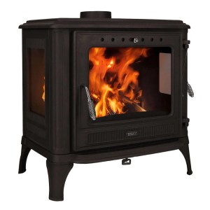 Schwarzer 365 Kaminofen Ferrox 75 Panorama Plus (10,5 kW) mit brennendem Holz im Feuerraum.