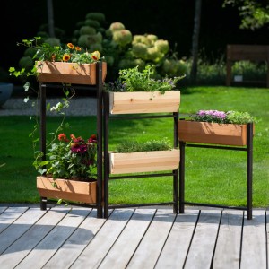Dobar Vertikalbeet Flexi, 5-stufig, grau, aus FSC®-Holz mit Bepflanzung im Garten.