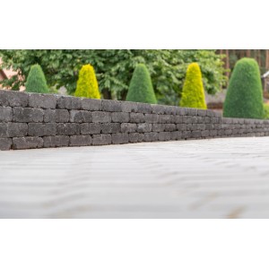 Mauer aus Diephaus Collo Mauersteinen in Basalt, 30x20x10 cm, im Garten.