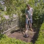 Mann arbeitet mit der Al-Ko Akku-Motorhacke TLD 1820 Set im Garten.