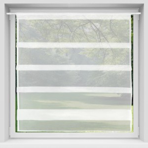 Weiße Bestlivings Bistrogardine Sky mit Raffoptik und Stangendurchzug am Fenster.