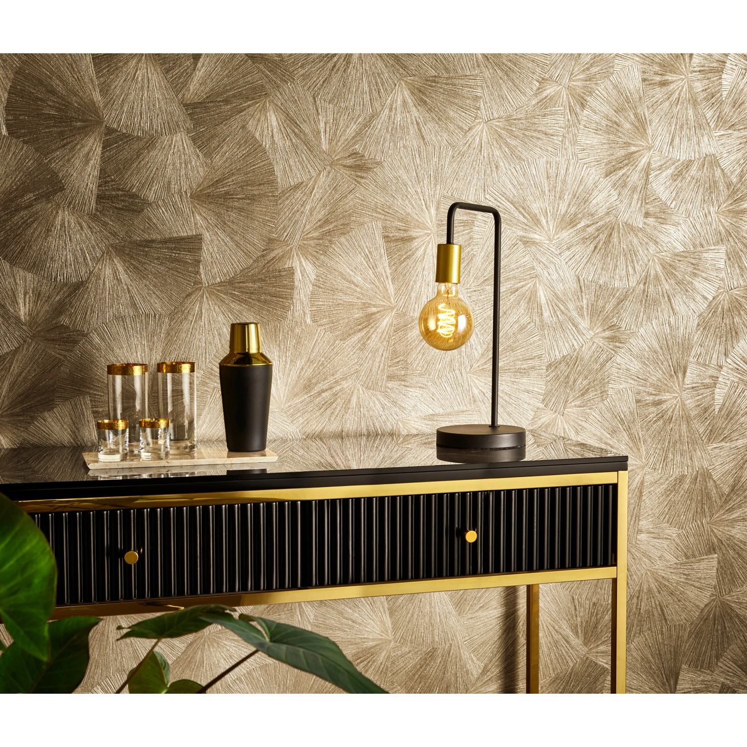 Erismann Vliestapete Guido Maria Kretschmer mit Fächermotiv in Gold und Beige.