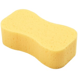 Gelber Autoschwamm in Knochenform für die Autopflege.