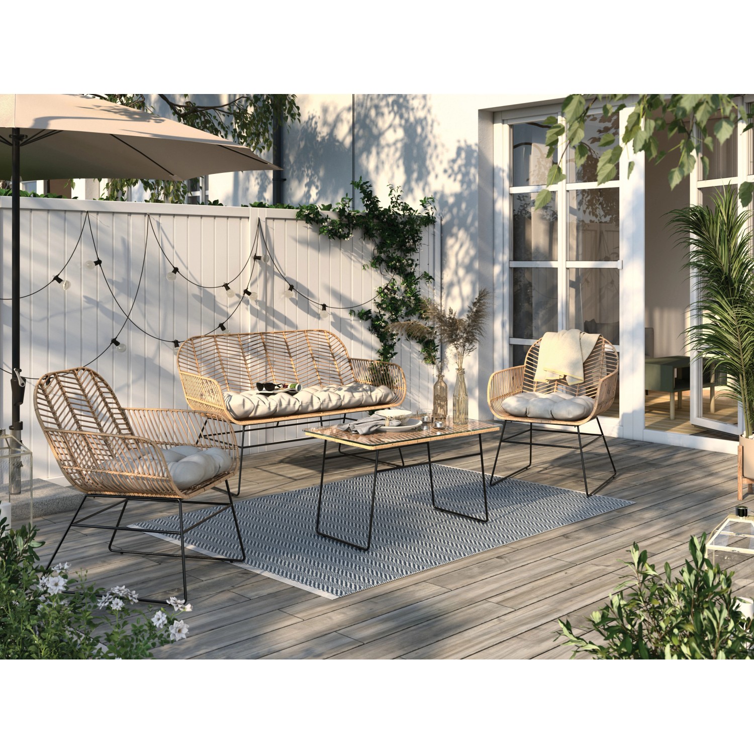 4-teiliges Lounge-Set Udima aus Rattan mit Tisch für Garten und Terrasse.