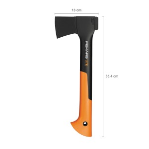 Fiskars Universalaxt X7-XS: Kleine Axt mit schwarzem Kopf und orangefarbenem Griff.