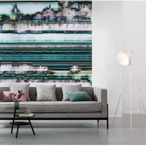 Komar Vlies Fototapete Miami Radio (200x250 cm) im Wohnzimmer mit Palmen-Motiv.