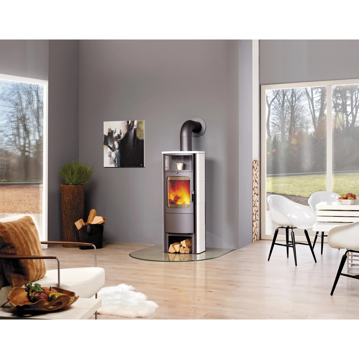 Hark Küchenofen Keramik 5 kW mit Automatik im Wohnraum mit brennendem Feuer.