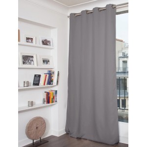 Mittelgrauer Moondream Wärmeschutzvorhang (260x145 cm) am Fenster.