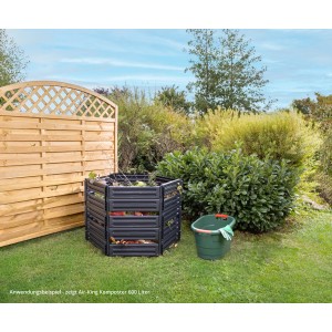 Schwarzer Garantia Steckkomposter Air-King 1100 L im Garten mit Zaun und Eimer.