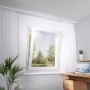 Anthrazitfarbenes tesa Insect Stop 2-in-1 Fliegengitterfenster mit Sonnenschutz am Fenster.