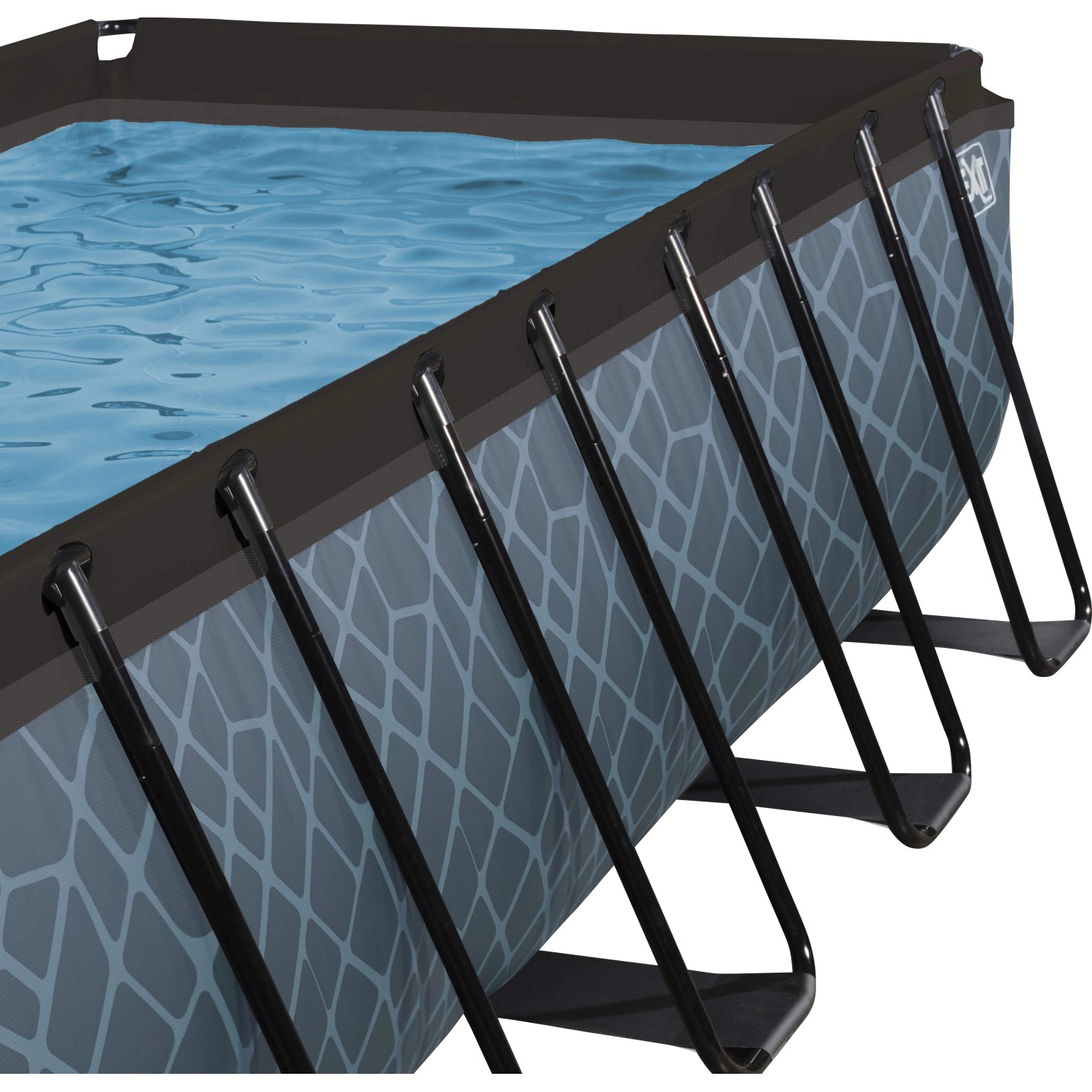 Detailansicht des grauen EXIT Stone Pool mit Stahlrahmen, Steinmuster und blauem Wasser.