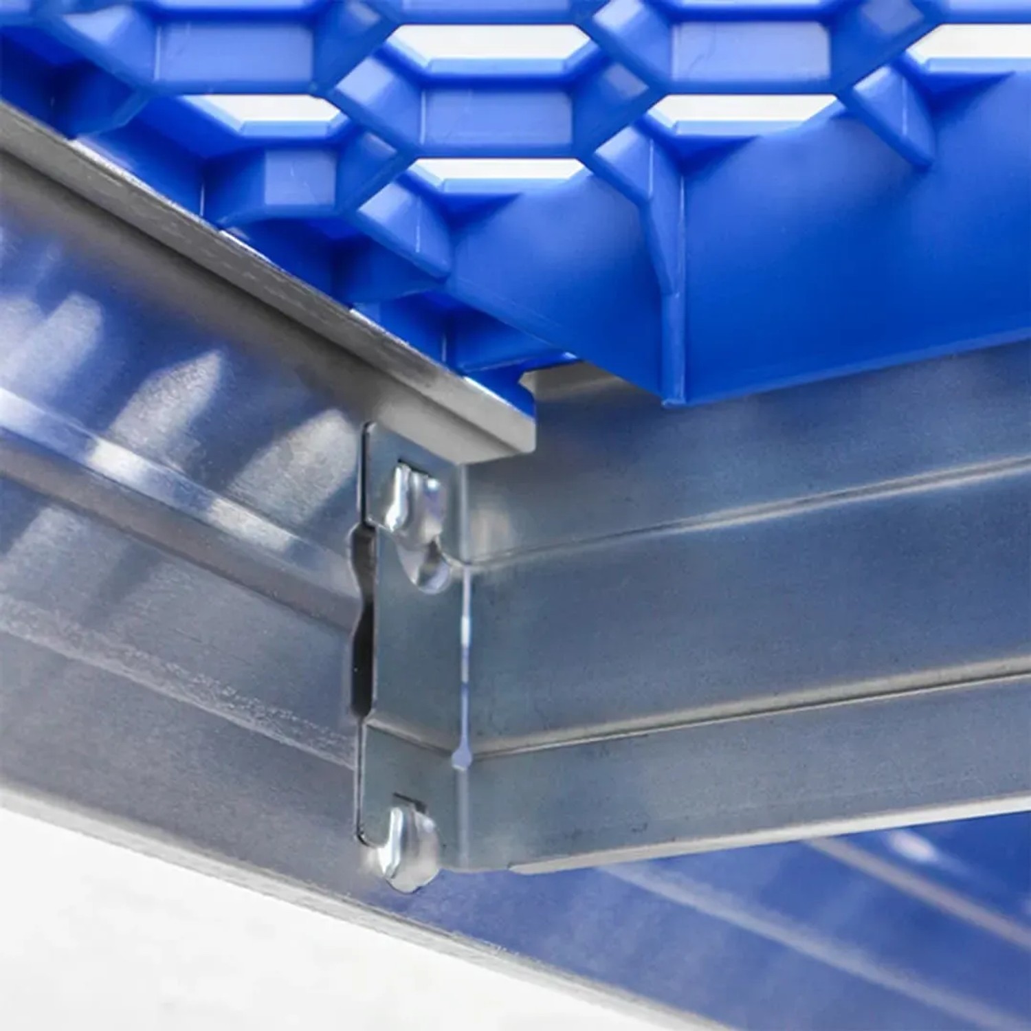 Detailaufnahme: Ar Shelving Lebensmittelregal, blaues Polypropylen, Aluminiumrahmen, Stecksystem.