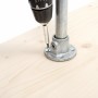 Silberne, verzinkte Fußplatte (rund, Ø 2,7 cm) für Stahlrohr wird an einer Holzplatte montiert.
