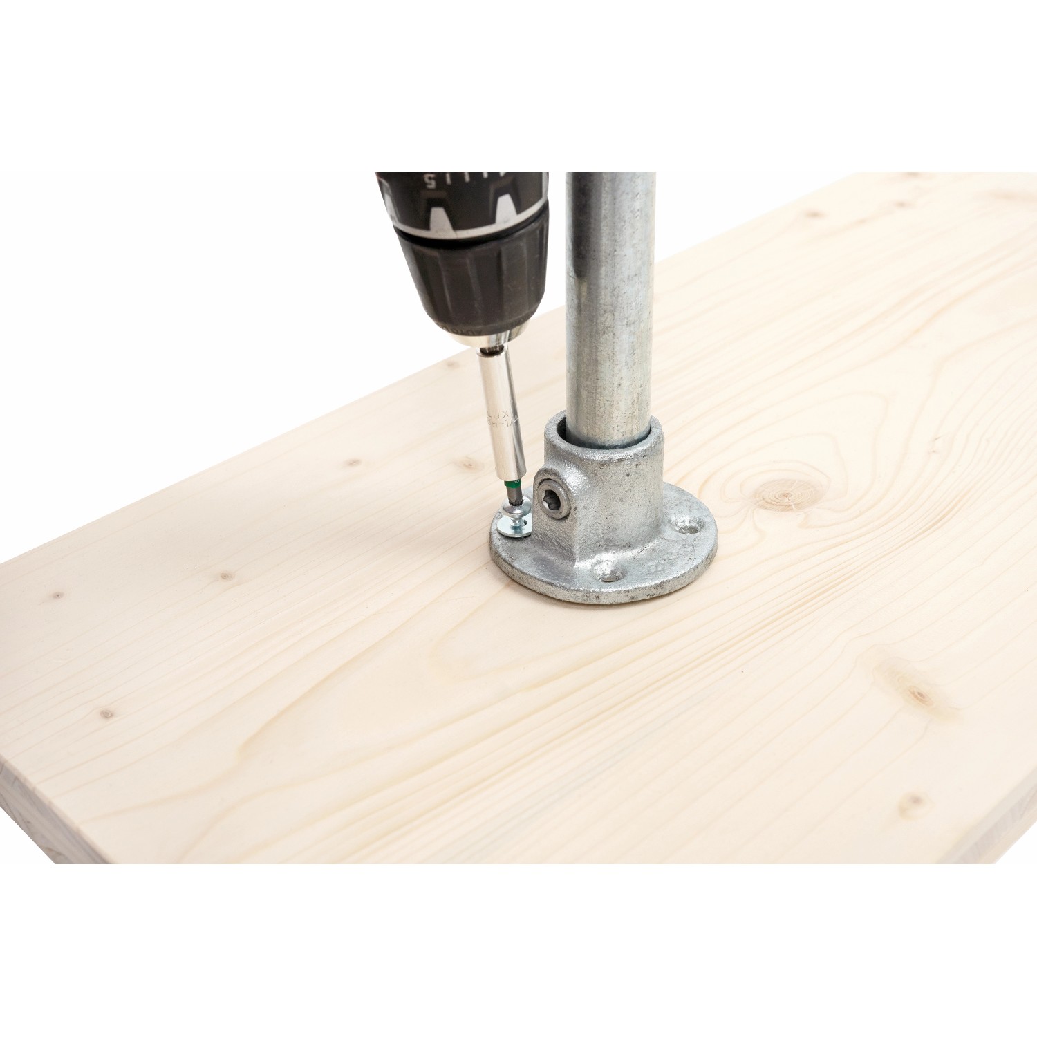 Silberne, verzinkte Fußplatte (rund, Ø 2,7 cm) für Stahlrohr wird an einer Holzplatte montiert.