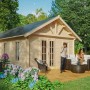 Skan Holz Gartenhaus Bern 4, 420x660cm, mit Terrasse und Gartenmöbeln. Weekendhaus aus Fichte mit isolierten Fenstern.