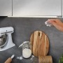 Paulmann LED-PIR Sensor in Silber unter Küchenschrank, berührungslose Bedienung.