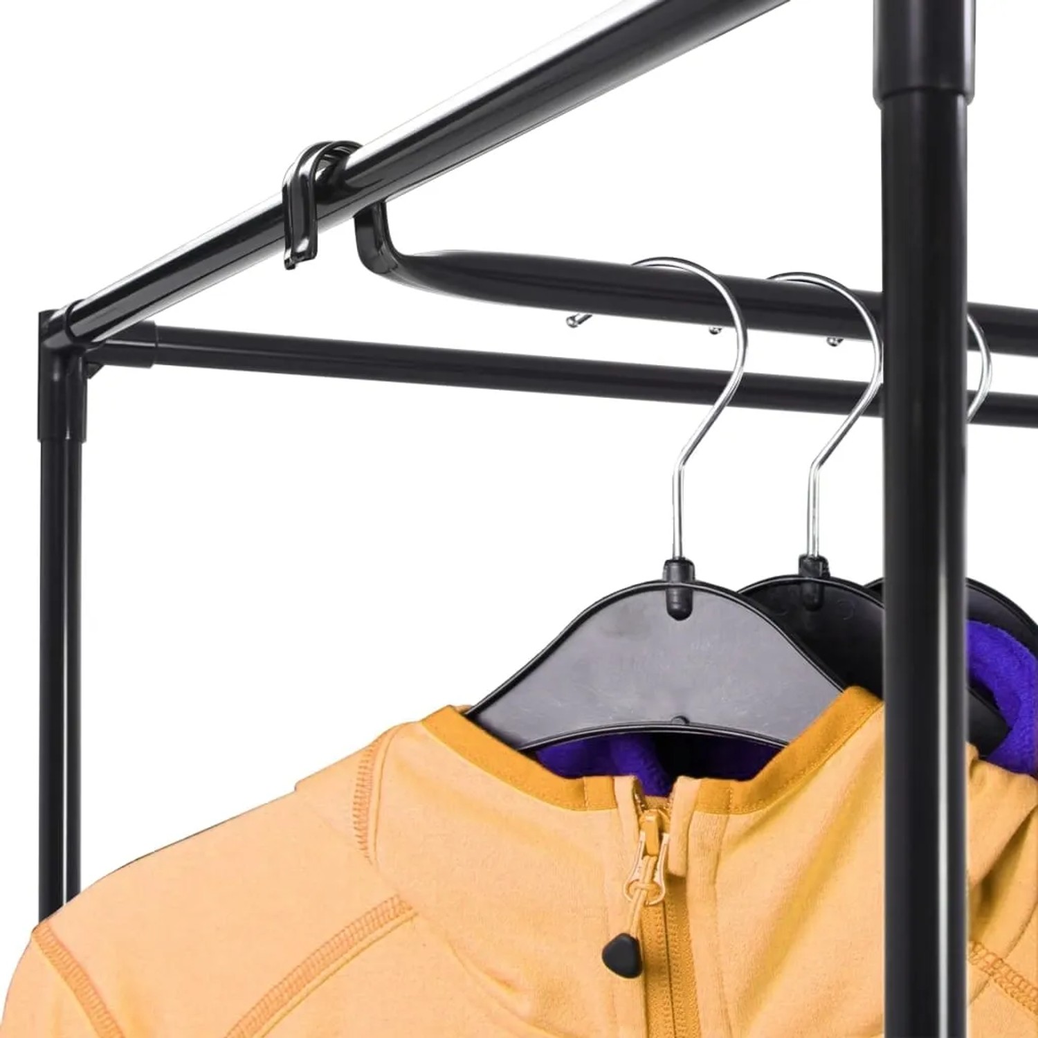 Detailaufnahme: Grauer vidaXL Kleiderschrank mit Kleidung an Kleiderbügeln.