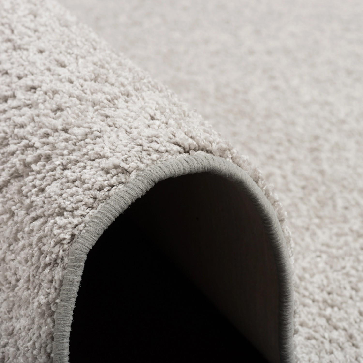 Detailansicht: Snapstyle Hochflor Teppichläufer Mona in Silbergrau, weicher Flor.