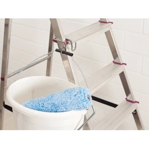 Leiterhaken an Leiter mit Eimer und Farbroller. Wandhaken aus Stahl für sicheren Halt.