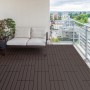 Verlegte, dunkelbraune ECD Germany WPC Terrassenfliesen (60x30cm) im 12er Set auf einem Balkon.