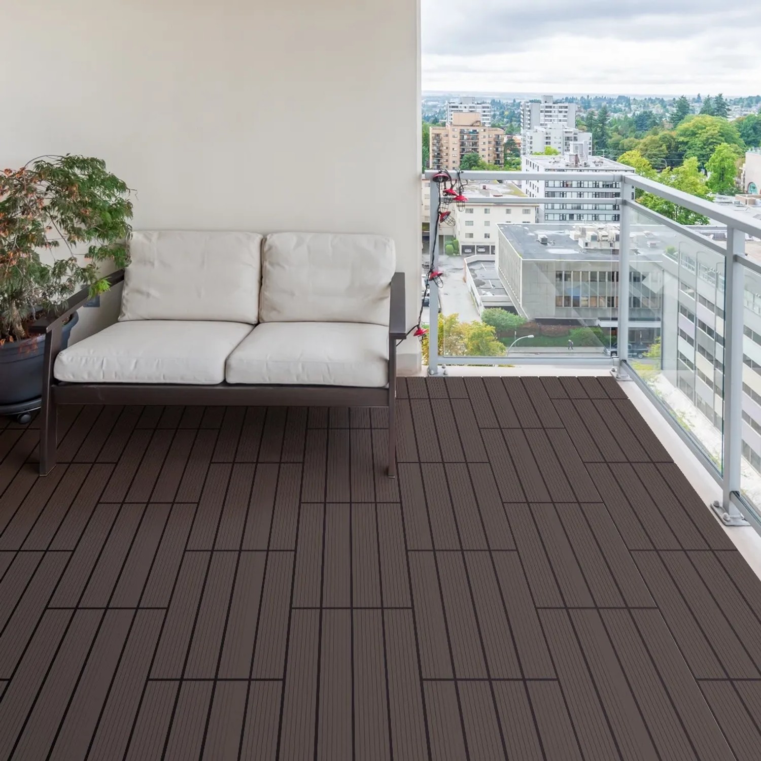 Verlegte, dunkelbraune ECD Germany WPC Terrassenfliesen (60x30cm) im 12er Set auf einem Balkon.
