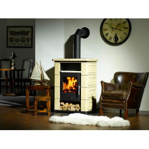 Wamsler Montafon Kaminofen Keramik Creme 7 kW im Wohnraum mit brennendem Feuer.