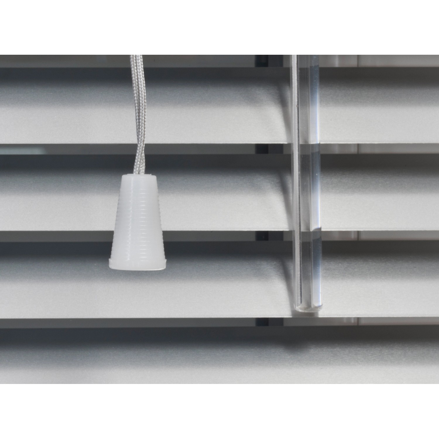 Detailaufnahme: Silberne Aluminium Jalousie Burgos mit Zugschnur und Lamellen.