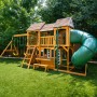 Zwerkules Bolzo Spielturm aus Holz mit grüner Tunnelrutsche, Doppelschaukel und Kletterwand im Garten.