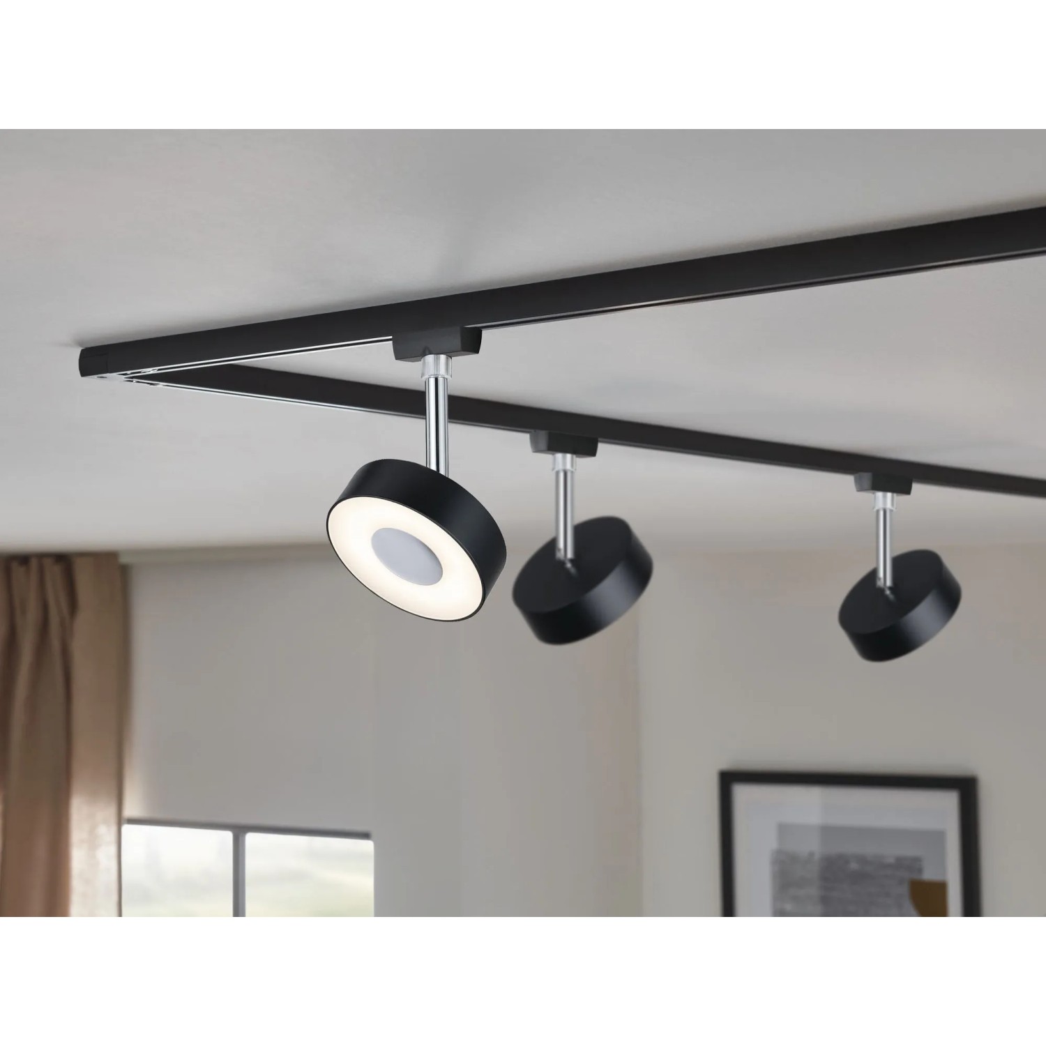 Paulmann URail Schienensystem mit drei schwarzen Circle Spots. Modernes Design für flexible Beleuchtung.