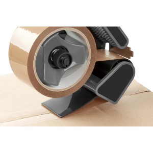 Packbandabroller mit braunem Packband (66m x 50mm) auf einem Karton.