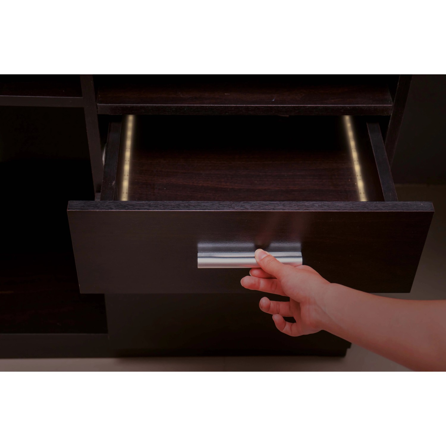 LED-Flexband im Schubfach: Warmweißes Lichtband mit Sensor für Möbel.