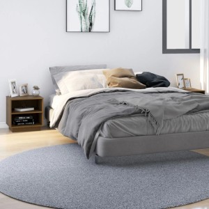 Set aus zwei honigbraunen Nachttischen aus Kiefernholz mit zwei Ablagen im Schlafzimmer.