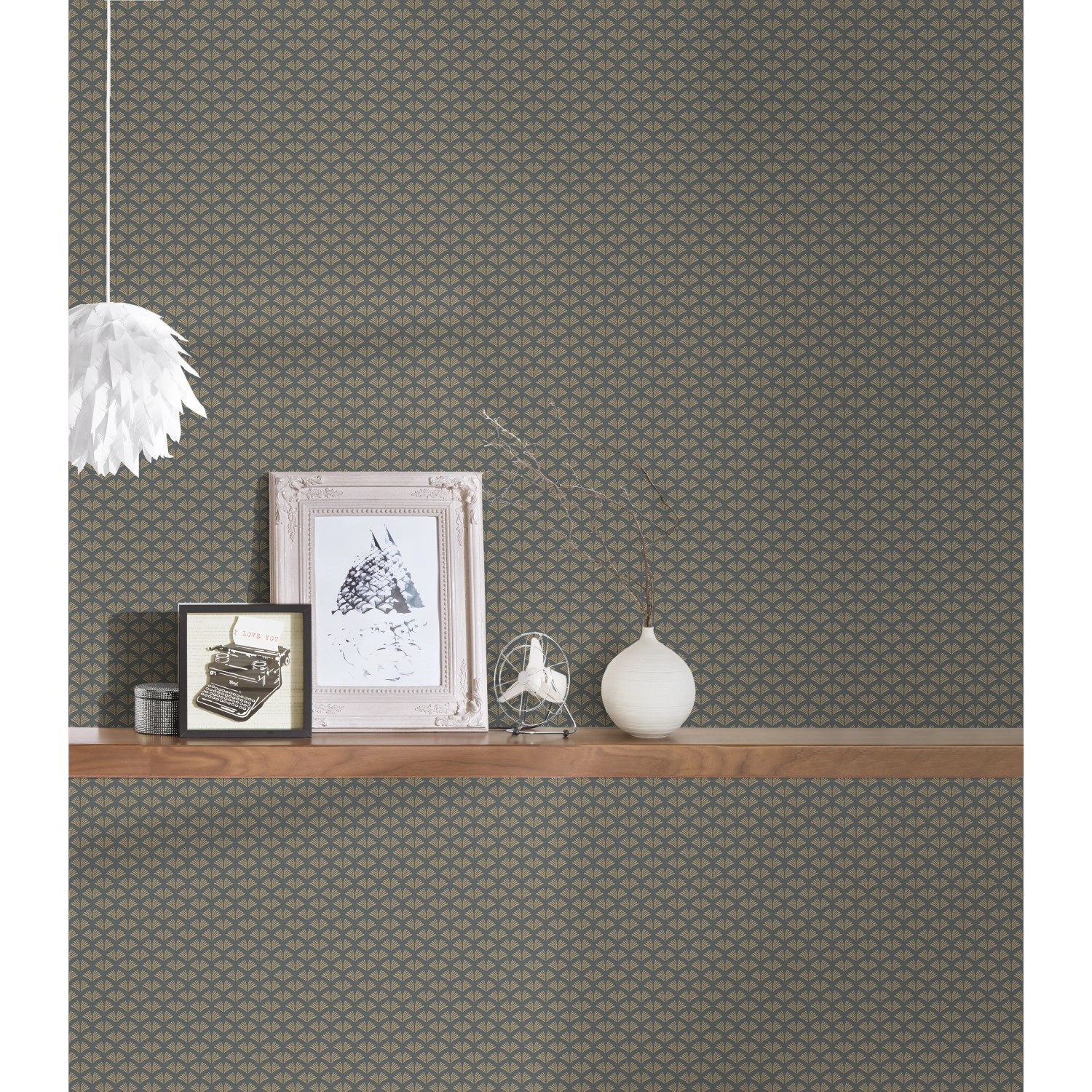 Vliestapete Trendwall 2 Art Deco, schwarz-goldene Glitzertapete mit geometrischem Muster.