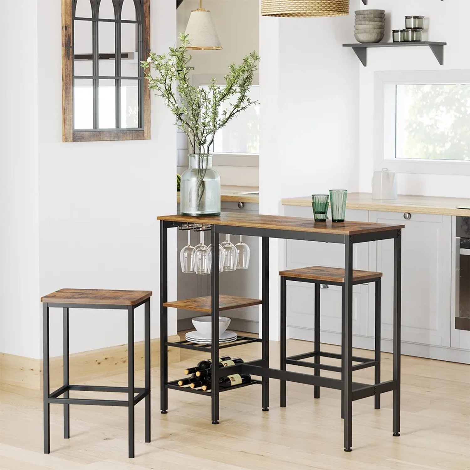 Vasagle Bartisch Set in Braun-Schwarz mit Weinregal und zwei Barhockern.
