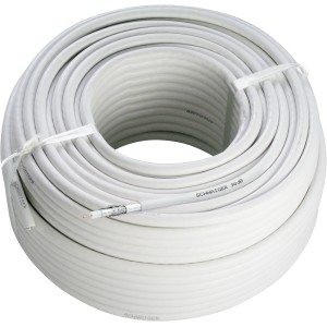 Aufgerolltes, weißes Schwaiger Koaxialkabel 90 dB, 50 m, mit angeschnittenem Ende.