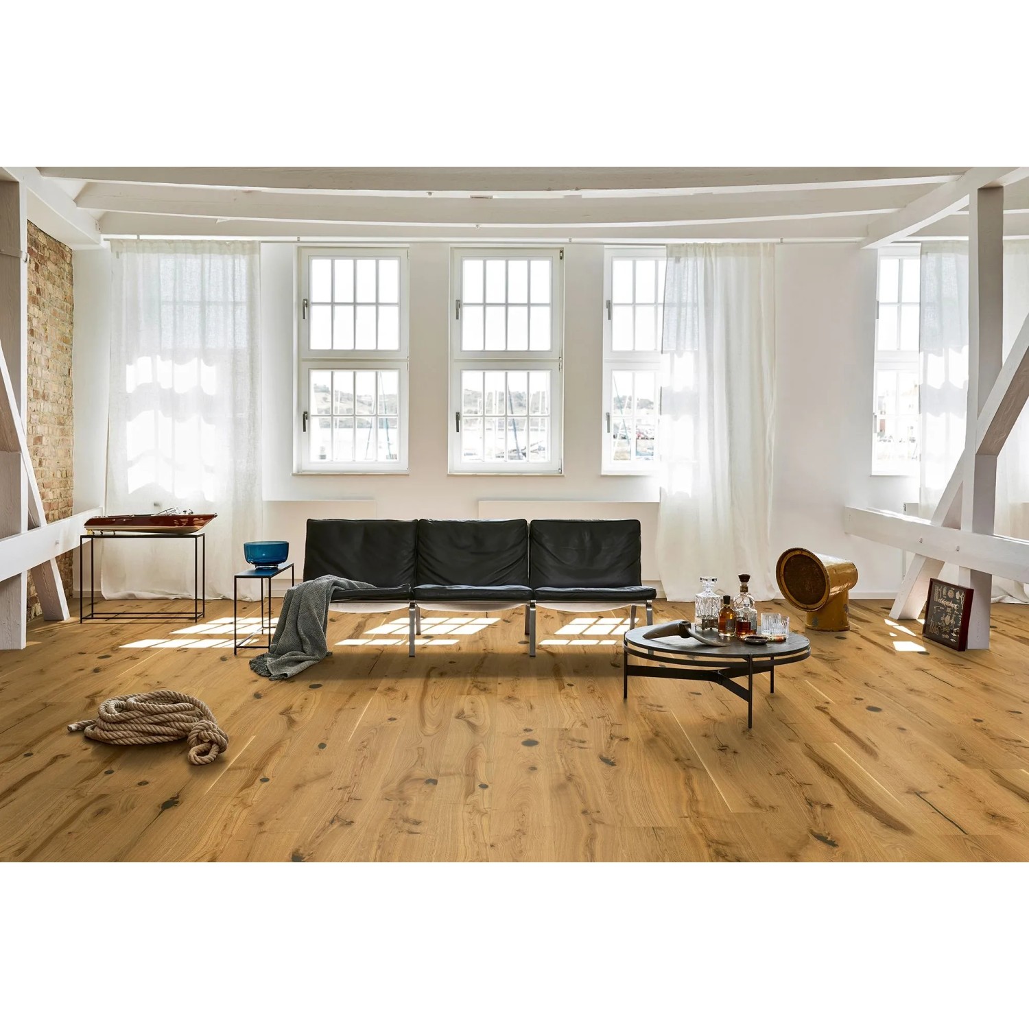 Verlegtes Parador Parkett Smart Eiche Inspire Plus Landhausdiele Naturöl im Wohnraum.