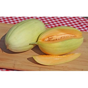 Blu Bio-Mango-Melone, angeschnitten, auf Holzbrett. Süße, saftige Melone mit Mangoaroma.