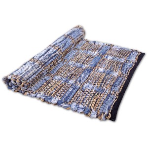 Bestlivings Jeans Flickenteppich, 160x230cm, blau-beige, gerollt. Wollteppich im Jeans Square Design.