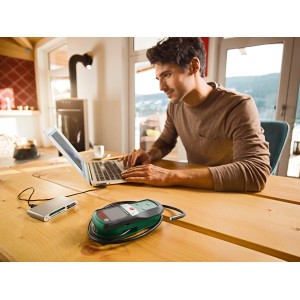 Bosch UniversalInspect Inspektionskamera mit Zubehör und Mann am Laptop auf Holztisch.