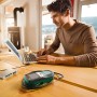 Bosch UniversalInspect Inspektionskamera mit Zubehör und Mann am Laptop auf Holztisch.